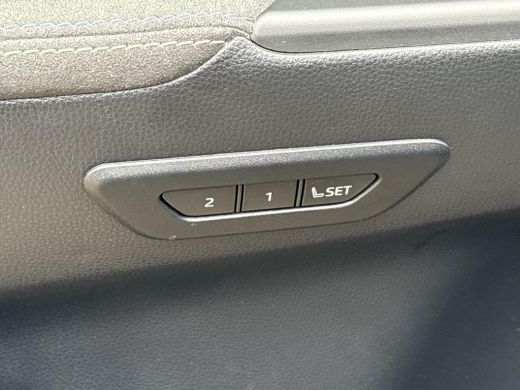 Toyota C-HR 2.0 Plug-in Hybrid 220 Executive **GEHEUGENSTOEL/ DODEHOEK DETEECTIE/ JBL AUDIO** ActivLease financial lease