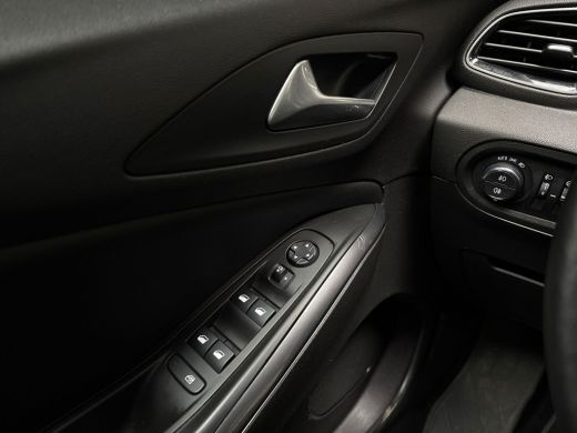 Opel Grandland X 1.2 Turbo Sport (APPLE CARPLAY, GROOT NAVI, CLIMATE, STUUR/STOELVERWARMING, KEYLESS, CAMERA, SPOR... ActivLease financial lease