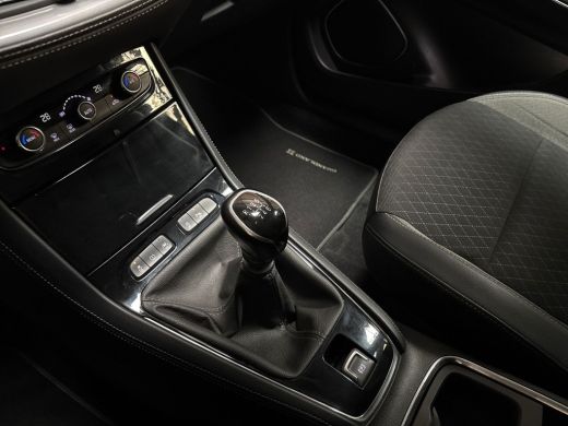 Opel Grandland X 1.2 Turbo Sport (APPLE CARPLAY, GROOT NAVI, CLIMATE, STUUR/STOELVERWARMING, KEYLESS, CAMERA, SPOR... ActivLease financial lease