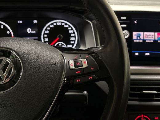 Volkswagen Polo 1.0 Sportline (APPLE CARPLAY, GETINT GLAS, CRUISE, SPORTSTOELEN, ARMSTEUN, NIEUWE APK, NIEUWSTAAT) ActivLease financial lease