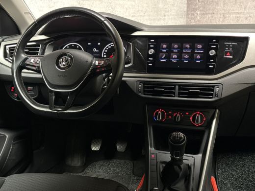 Volkswagen Polo 1.0 Sportline (APPLE CARPLAY, GETINT GLAS, CRUISE, SPORTSTOELEN, ARMSTEUN, NIEUWE APK, NIEUWSTAAT) ActivLease financial lease