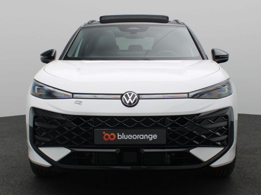 Volkswagen T-Roc 1.5 eTsi R-Line First Edition 150PK DSG Pano-Schuifdak, Trekhaak, Black Style, 20" LM Velgen, Key... ActivLease financial lease