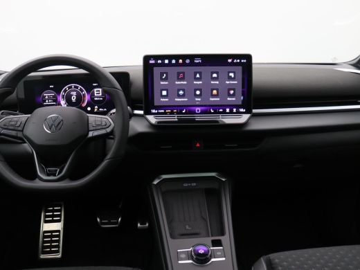 Volkswagen T-Roc 1.5 eTsi R-Line First Edition 150PK DSG Pano-Schuifdak, Trekhaak, Black Style, 20" LM Velgen, Key... ActivLease financial lease