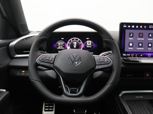 Volkswagen T-Roc 1.5 eTsi R-Line First Edition 150PK DSG Pano-Schuifdak, Trekhaak, Black Style, 20" LM Velgen, Key... ActivLease financial lease