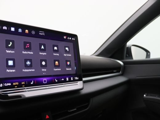 Volkswagen T-Roc 1.5 eTsi R-Line First Edition 150PK DSG Pano-Schuifdak, Trekhaak, Black Style, 20" LM Velgen, Key... ActivLease financial lease