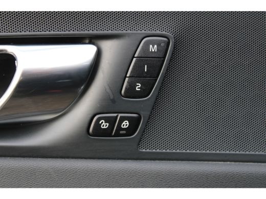 Volvo  XC60 2.0 T6 PHEV AWD SOh 95,3% Core Bright R-DESIGN PANO LEER STAND 85000KM!!! ActivLease financial lease