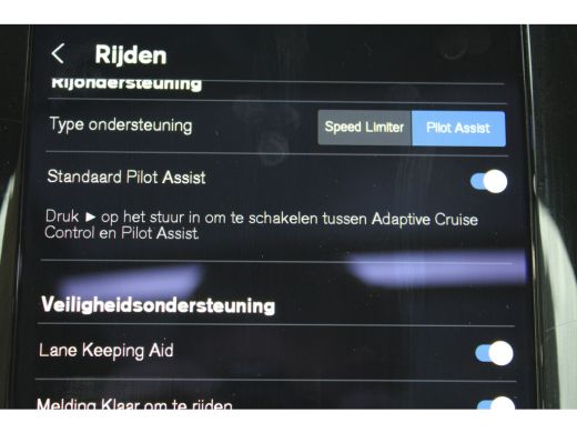 Volvo  XC60 2.0 T6 PHEV AWD SOh 95,3% Core Bright R-DESIGN PANO LEER STAND 85000KM!!! ActivLease financial lease