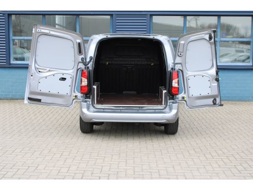 Opel Combo 130 PK AUTOMAAT 3-ZITS | CAMERA + DIGITALE SPIEGEL | LED KOPLAMPEN | 10" SCHERM + DRAADLOOS CARPL... ActivLease financial lease