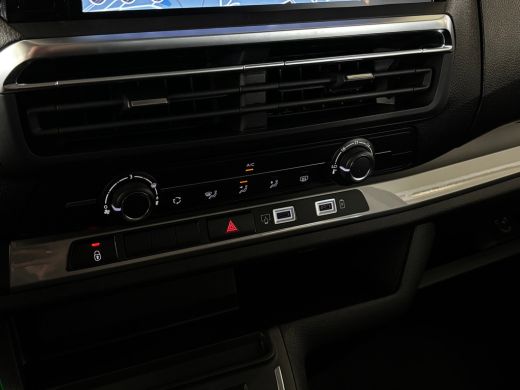 Peugeot e-Traveller Standard 50 kWh STOEL- EN STUURVERWARMING | NAVI | PARKEERCAMERA | CARPLAY | PDC V+A ActivLease financial lease