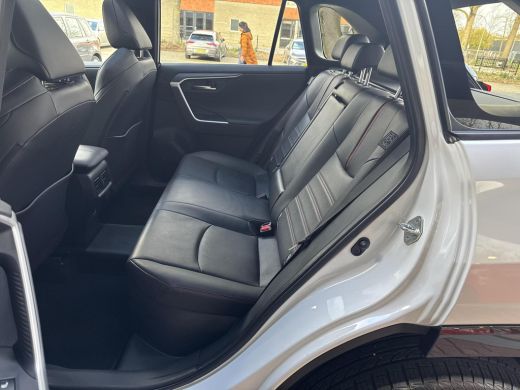 Toyota RAV4 2.5 Plug-in Hybrid AWD Bi-Tone Plus | 06-10141018 Voor meer informatie ActivLease financial lease