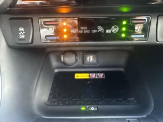 Toyota RAV4 2.5 Plug-in Hybrid AWD Bi-Tone Plus | 06-10141018 Voor meer informatie ActivLease financial lease