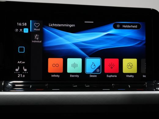 Volkswagen Golf 1.0 TSI 110pk Life Business ErgoActive Massage | Navigatie| Stoelverw. | Keyless 253 ActivLease financial lease