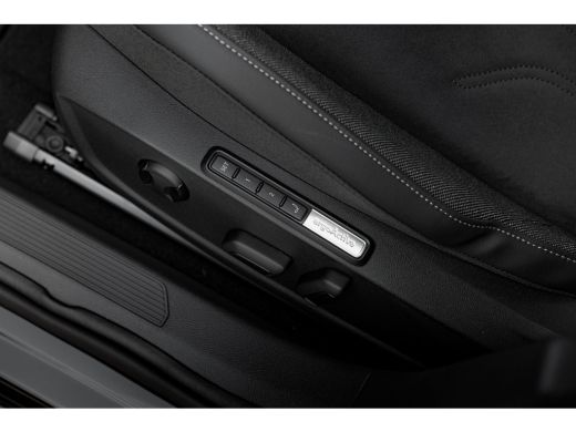 Volkswagen Golf 1.5 eHybrid 204pk Life Edition | Trekhaak | 18" | ErgoActive | Navigatie ActivLease financial lease