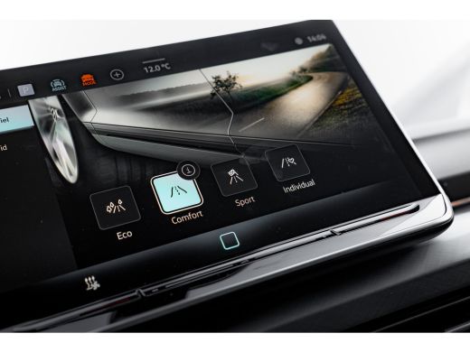 Volkswagen Golf 1.5 eHybrid 204pk Life Edition | Trekhaak | 18" | ErgoActive | Navigatie ActivLease financial lease