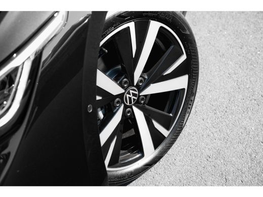 Volkswagen Golf 1.5 eHybrid 204pk Life Edition | Trekhaak | 18" | ErgoActive | Navigatie ActivLease financial lease