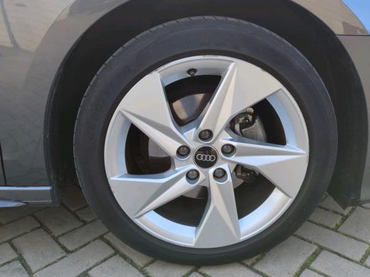 Audi A3 Limousine 30 TFSI S edition NL-AUTO | 1/2 LEDER | CARPLAY ActivLease financial lease