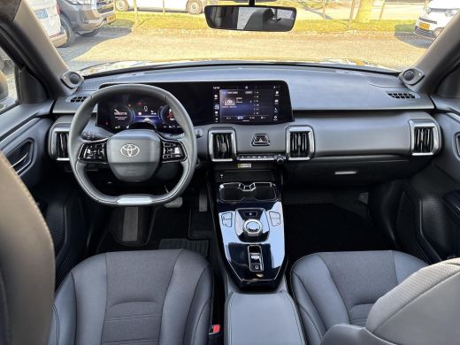 Toyota Urban Cruiser Executive 61 kWh **LAND BREEZE GREEN/ NIEUWE AUTO/ DIRECT LEVERBAAR** ActivLease financial lease