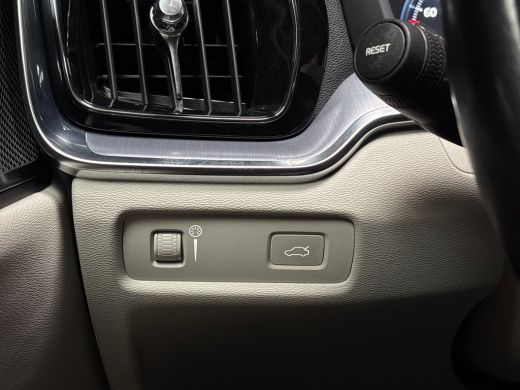 Volvo  V60 2.0 B3 Inscription 163Pk Automaat (APPLE CARPLAY, LEDER, STUUR/STOELVERWARMING, CAMERA, TREKHAAK,... ActivLease financial lease