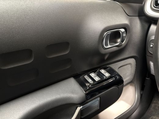 Citroën C3 1.2 PureTech Shine Automaat (APPLE CARPLAY, GROOT NAVI, CAMERA, GETINT GLAS, SPORTSTOELEN, LM VEL... ActivLease financial lease