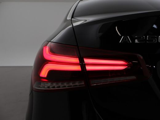 Mercedes-Benz A-Klasse 250e 218 PK SEDAN + PANORAMA | SFEERVERLICHTING | APPLE CARPLAY | MEMORY | STOELVERWARMING ActivLease financial lease