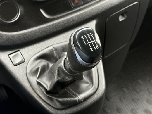 Renault Trafic 1.6 dCi / L1H1 / 1e EIG. / INRICHTING / TREKHAAK / AIRCO / CRUISE / LED / NAVI / 3-ZITS ActivLease financial lease