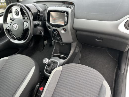 Toyota Aygo 1.0 VVT-i x-play | 5 deurs | Airconditioning | Parkeercamera | Bluetooth | Licht metalen velgen | ActivLease financial lease