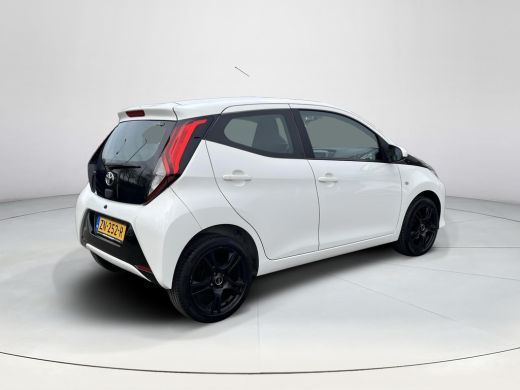 Toyota Aygo 1.0 VVT-i x-play | 5 deurs | Airconditioning | Parkeercamera | Bluetooth | Licht metalen velgen | ActivLease financial lease