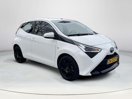 Toyota Aygo 1.0 VVT-i x-play | 5 deurs | Airconditioning | Parkeercamera | Bluetooth | Licht metalen velgen | ActivLease financial lease