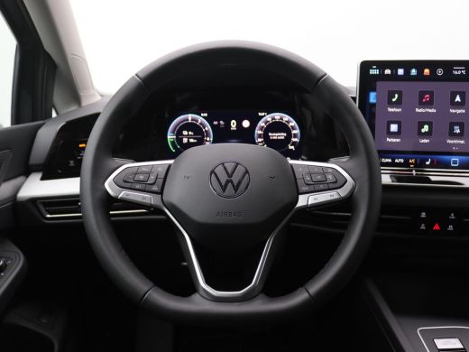 Volkswagen Golf 1.5 eHybrid Life Edition 204PK DSG Trekhaak, Memorystoel, Ergo Active Stoelen, 17" LM Velgen, Key... ActivLease financial lease