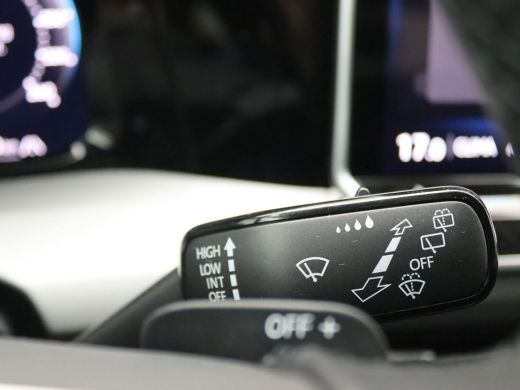 Volkswagen Golf 1.5 eHybrid Life Edition 204PK DSG Trekhaak, Memorystoel, Ergo Active Stoelen, 17" LM Velgen, Key... ActivLease financial lease