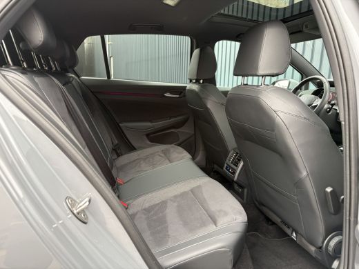 Volkswagen Golf 1.5 eTSI 50 Edition | Panodak | Trekhaak wegkl. | Stoelgeheugen | Head Up | IQ Light | Prijs Rijk... ActivLease financial lease