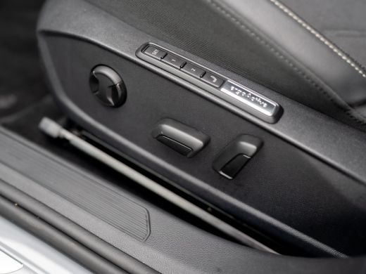 Volkswagen Golf 1.5 eTSI 50 Edition | Panodak | Trekhaak wegkl. | Stoelgeheugen | Head Up | IQ Light | Prijs Rijk... ActivLease financial lease