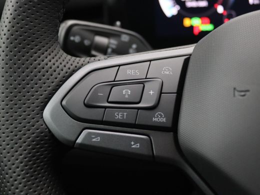 Volkswagen T-Roc 1.5 eTsi R-Line First Edition 150PK DSG Pano-Schuifdak, Trekhaak, Black Style, 20" LM Velgen, Key... ActivLease financial lease