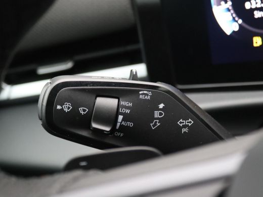 Volkswagen T-Roc 1.5 eTsi R-Line First Edition 150PK DSG Pano-Schuifdak, Trekhaak, Black Style, 20" LM Velgen, Key... ActivLease financial lease