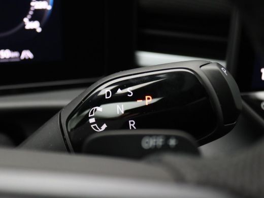 Volkswagen T-Roc 1.5 eTsi R-Line First Edition 150PK DSG Pano-Schuifdak, Trekhaak, Black Style, 20" LM Velgen, Key... ActivLease financial lease