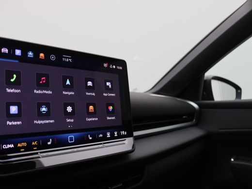 Volkswagen T-Roc 1.5 eTsi R-Line First Edition 150PK DSG Pano-Schuifdak, Trekhaak, Black Style, 20" LM Velgen, Key... ActivLease financial lease