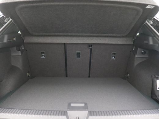 Volkswagen T-Roc 1.5 eTsi R-Line First Edition 150PK DSG Pano-Schuifdak, Trekhaak, Black Style, 20" LM Velgen, Key... ActivLease financial lease