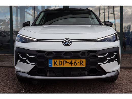 Volkswagen T-Roc Life First Edition Trekhaak | 'App-Connect' draadloze smartphone integratie | Automatische afstan... ActivLease financial lease
