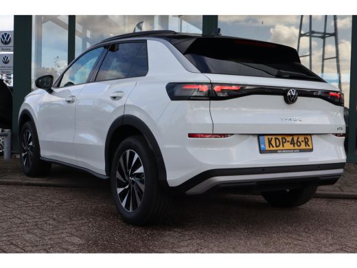 Volkswagen T-Roc Life First Edition Trekhaak | 'App-Connect' draadloze smartphone integratie | Automatische afstan... ActivLease financial lease