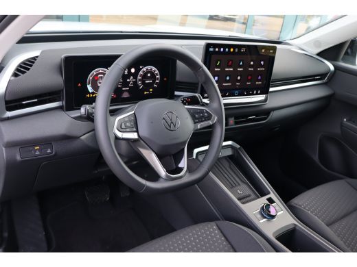 Volkswagen T-Roc Life First Edition Trekhaak | 'App-Connect' draadloze smartphone integratie | Automatische afstan... ActivLease financial lease
