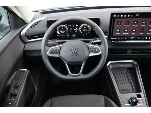 Volkswagen T-Roc Life First Edition Trekhaak | 'App-Connect' draadloze smartphone integratie | Automatische afstan... ActivLease financial lease