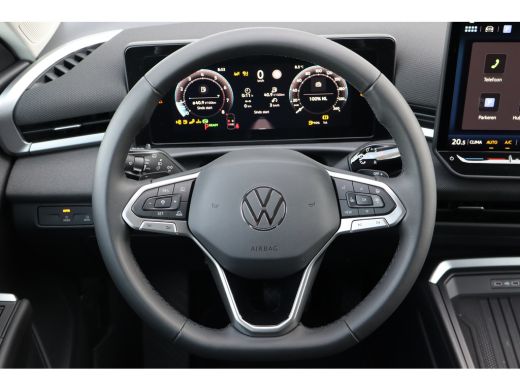 Volkswagen T-Roc Life First Edition Trekhaak | 'App-Connect' draadloze smartphone integratie | Automatische afstan... ActivLease financial lease