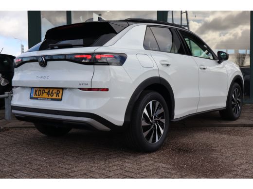 Volkswagen T-Roc Life First Edition Trekhaak | 'App-Connect' draadloze smartphone integratie | Automatische afstan... ActivLease financial lease