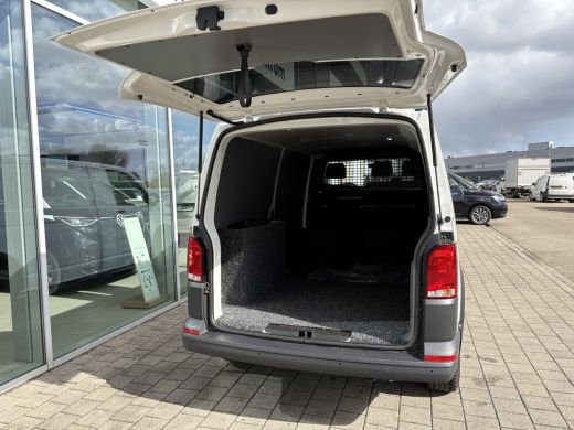 Volkswagen Transporter 2.0 TDI L2H1 150pk | 3 Zits | Achterklep | PDC | Laadruimte bekleding Cruise control |  Bijrijder... ActivLease financial lease