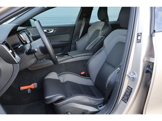 Volvo  V60 2.0 T6 Plug-in hybrid AWD Plus Dark | Harman Kardon | Trekhaak | BLIS | Bright Dusk | ActivLease financial lease