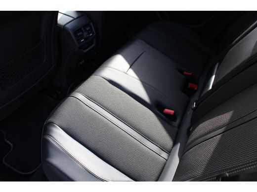 Peugeot 3008 1.6 HYbrid 225 GT | Panorama/schuifdak | Focal | Black Pack | Navigatie | Camera | 1e Eigenaar | ... ActivLease financial lease