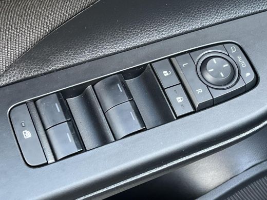 Toyota C-HR 2.0 Plug-in Hybrid 220 Dynamic | Stoel- + stuurverwarming | Carplay | Dode hoek waarschuwing | ActivLease financial lease