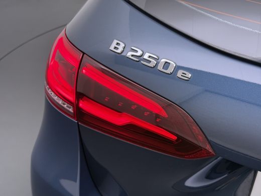 Mercedes-Benz B-Klasse 250e Luxury // Trekhaak // Panorama dak // Camera // MultiBeam LED // Sfeerverlichting // Stoelve... ActivLease financial lease