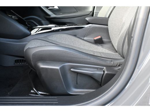 Peugeot e-2008 EV Allure 54 kWh 3 Fase 94,7%SOH! | Navigatie | Achteruitrijcamera | Climate Control | Full-LED |... ActivLease financial lease