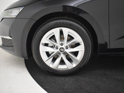 Skoda Octavia Combi Business Edition Plus | Achteruitrijcamera | Chromen grille | Dynamic Chassis Control ActivLease financial lease